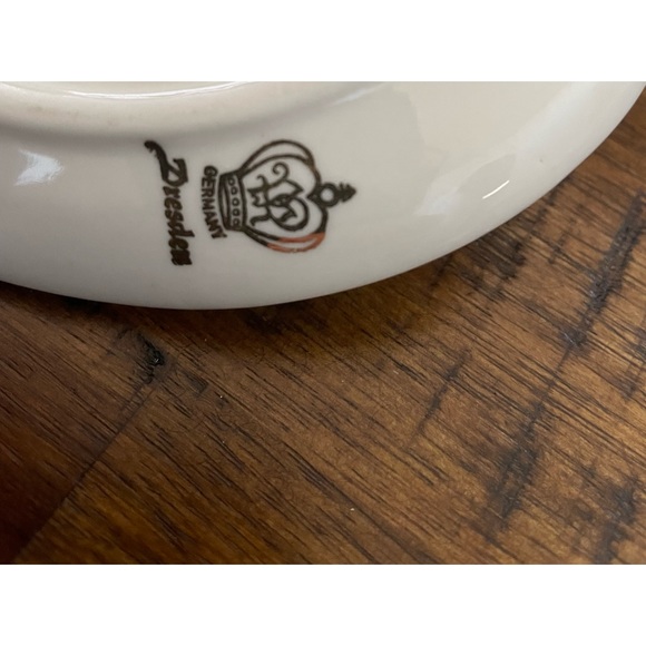 Vintage Dresden white hat with gold figurine - Picture 6 of 7